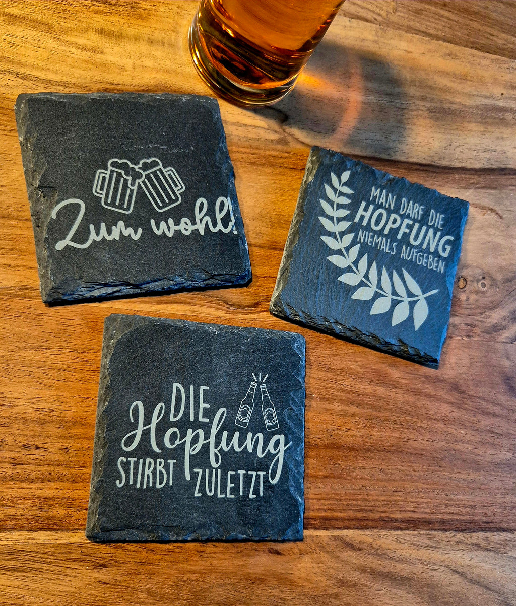 Glasuntersetzer aus Schiefer mit Bierspruch | 10×10 cm | Natürliche Bruchkante |