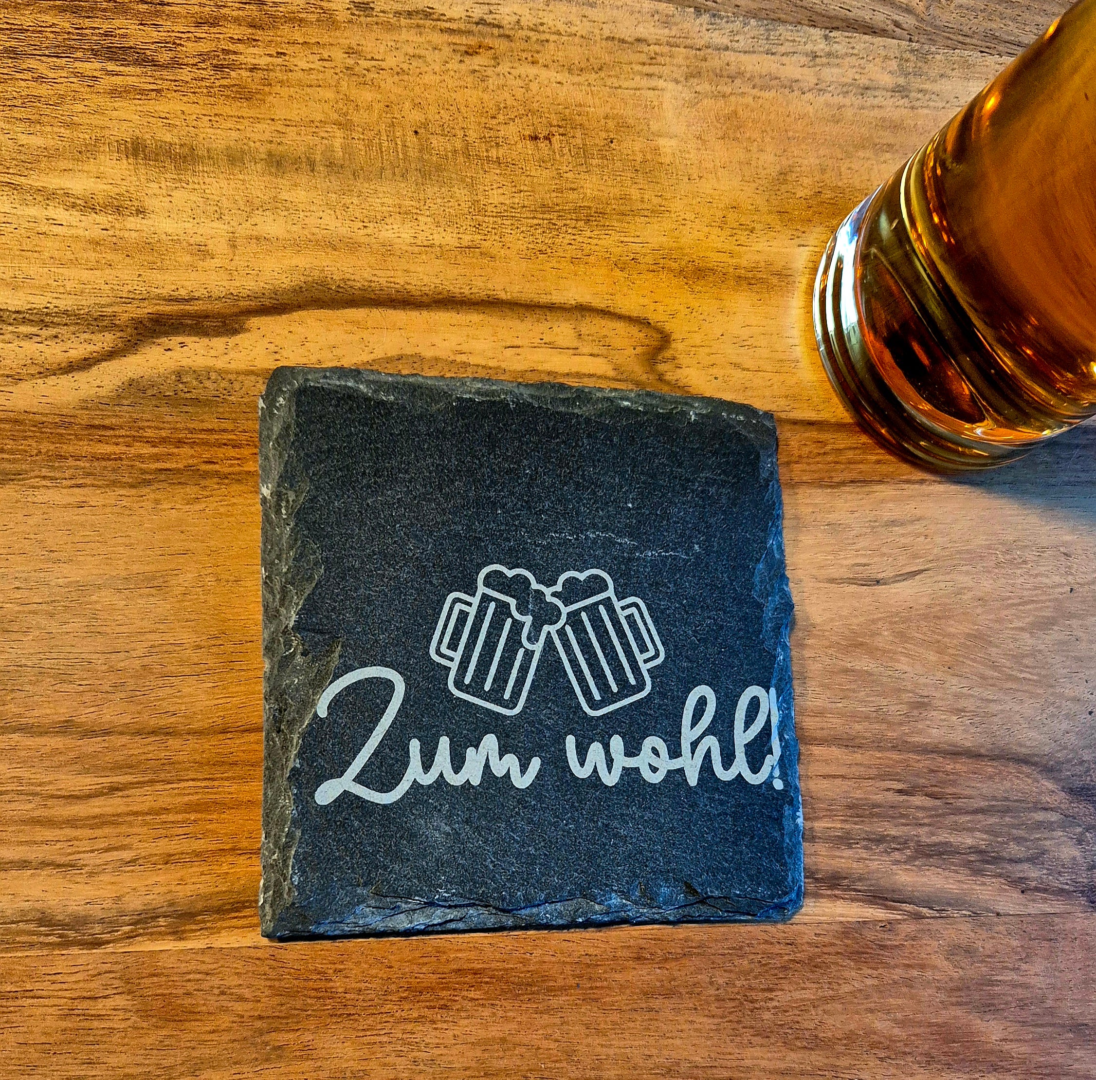Glasuntersetzer aus Schiefer mit Bierspruch | 10×10 cm | Natürliche Bruchkante |