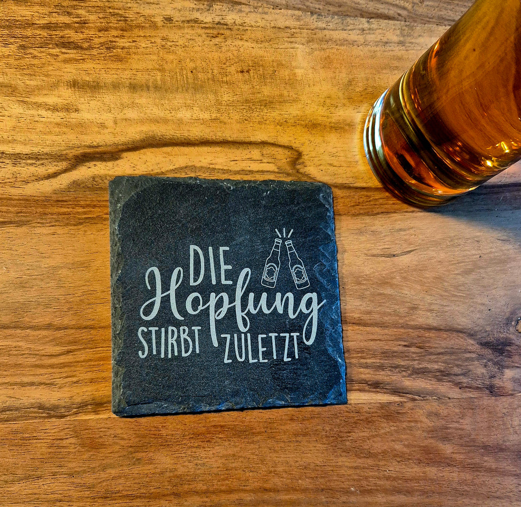 Glasuntersetzer aus Schiefer mit Bierspruch | 10×10 cm | Natürliche Bruchkante |