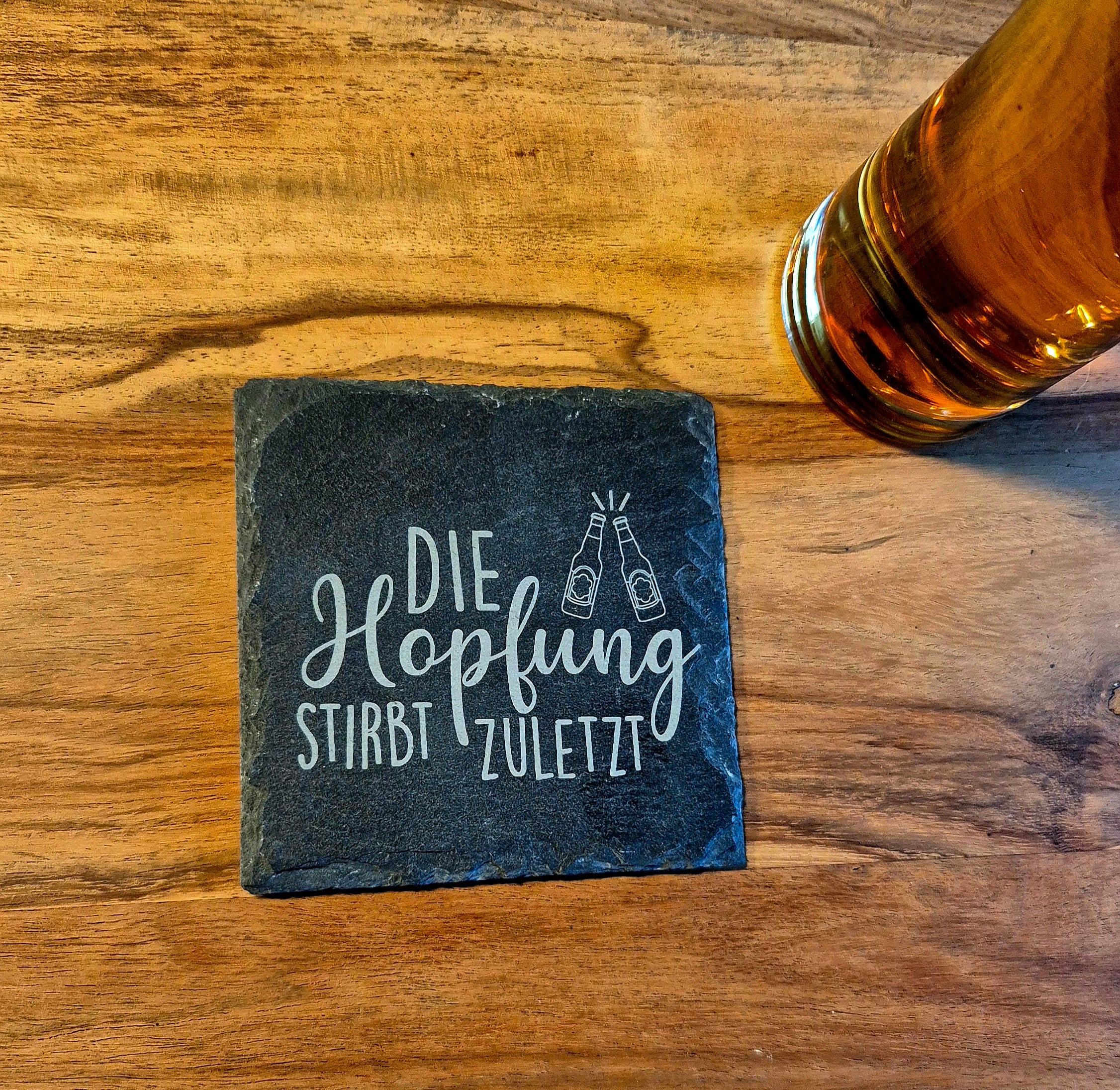 Glasuntersetzer aus Schiefer mit Bierspruch | 10×10 cm | Natürliche Bruchkante |