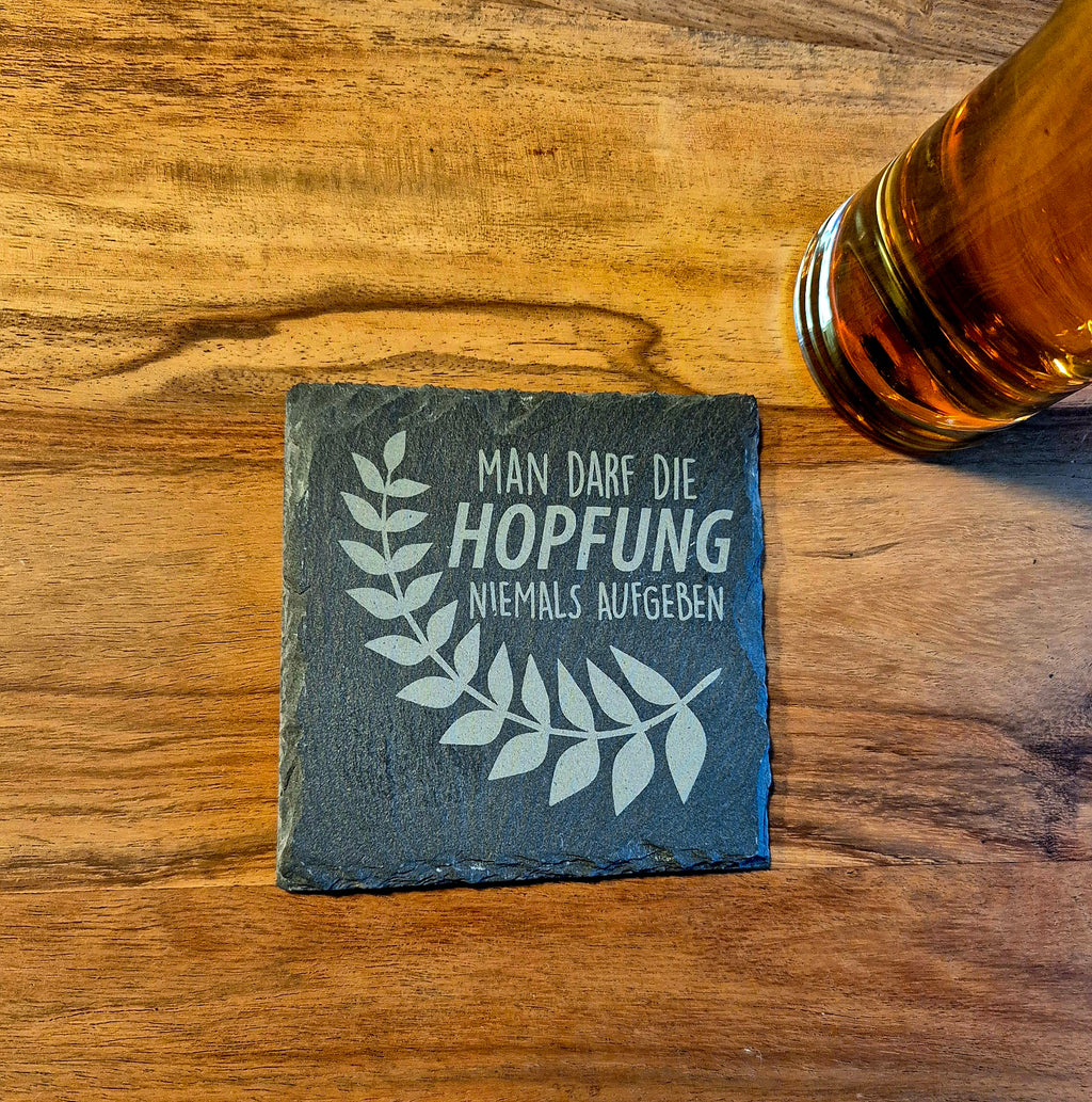 Glasuntersetzer aus Schiefer mit Bierspruch | 10×10 cm | Natürliche Bruchkante |