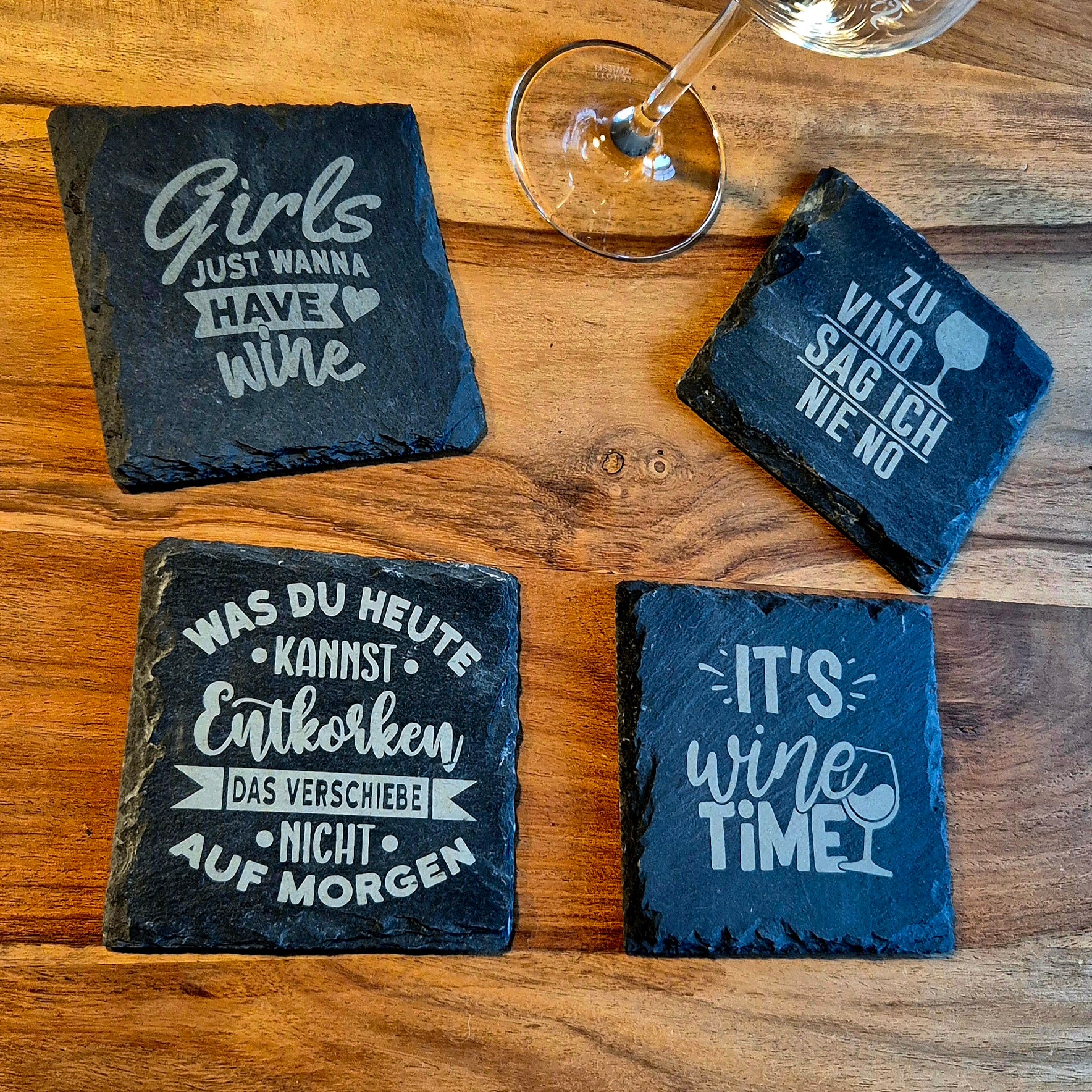 Glasuntersetzer aus Schiefer mit Weinspruch | 10×10 cm | Natürliche Bruchkante