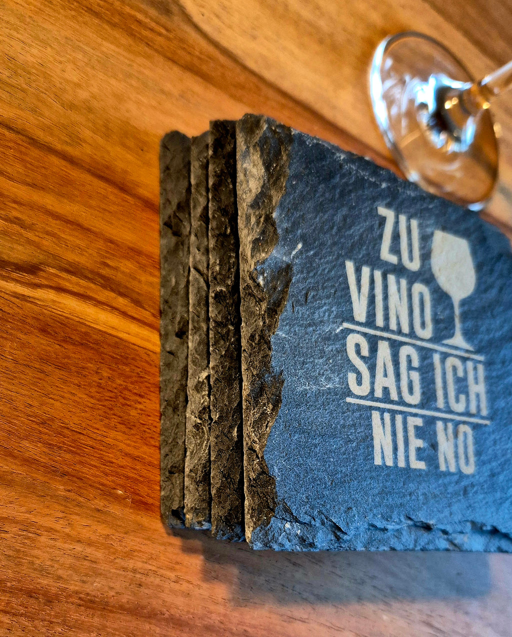 Glasuntersetzer aus Schiefer mit Weinspruch | 10×10 cm | Natürliche Bruchkante