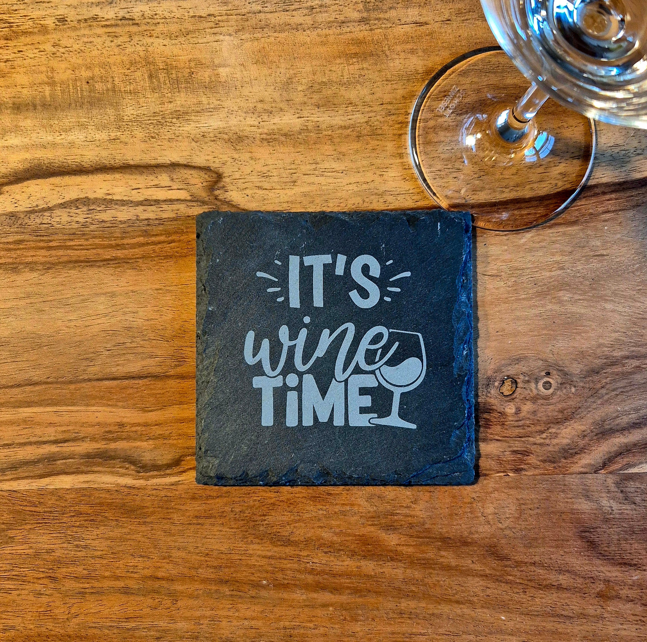 Glasuntersetzer aus Schiefer mit Weinspruch | 10×10 cm | Natürliche Bruchkante