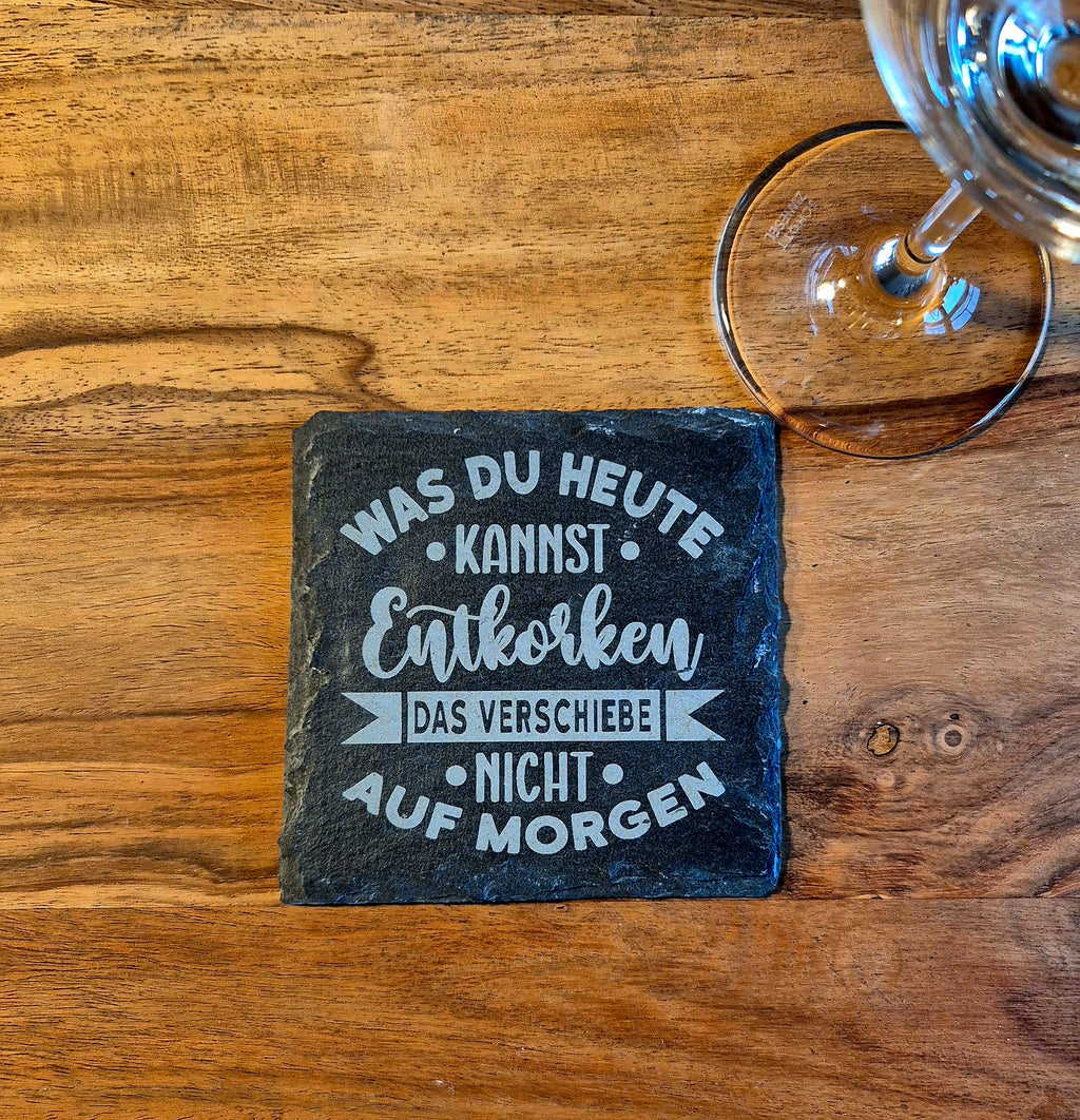 Glasuntersetzer aus Schiefer mit Weinspruch | 10×10 cm | Natürliche Bruchkante