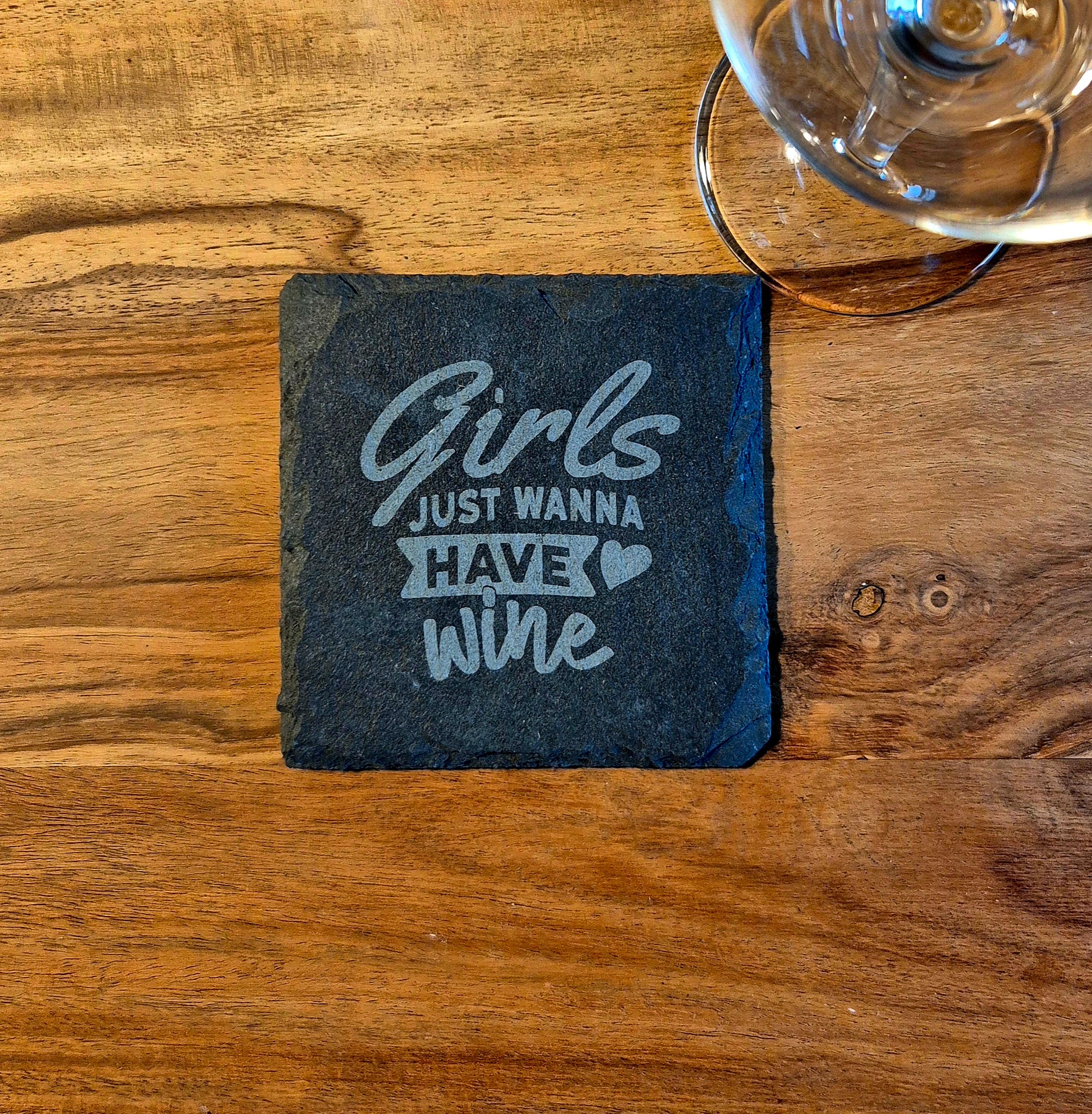Glasuntersetzer aus Schiefer mit Weinspruch | 10×10 cm | Natürliche Bruchkante