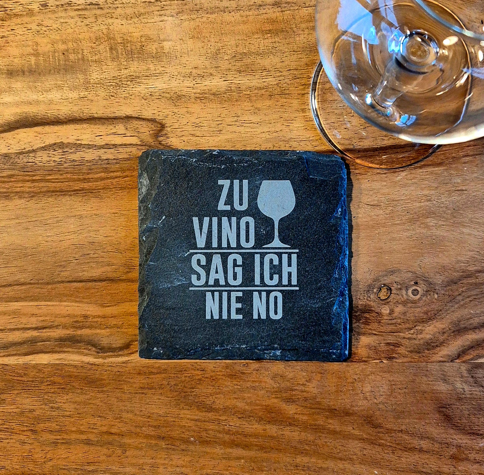 Glasuntersetzer aus Schiefer mit Weinspruch | 10×10 cm | Natürliche Bruchkante