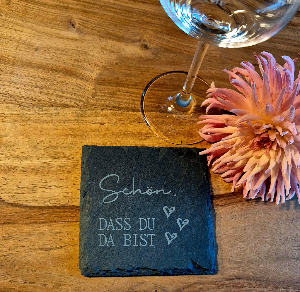 Glasuntersetzer aus Schiefer „Schön, dass du da bist“ | 10×10 cm | Natürliche Bruchkante