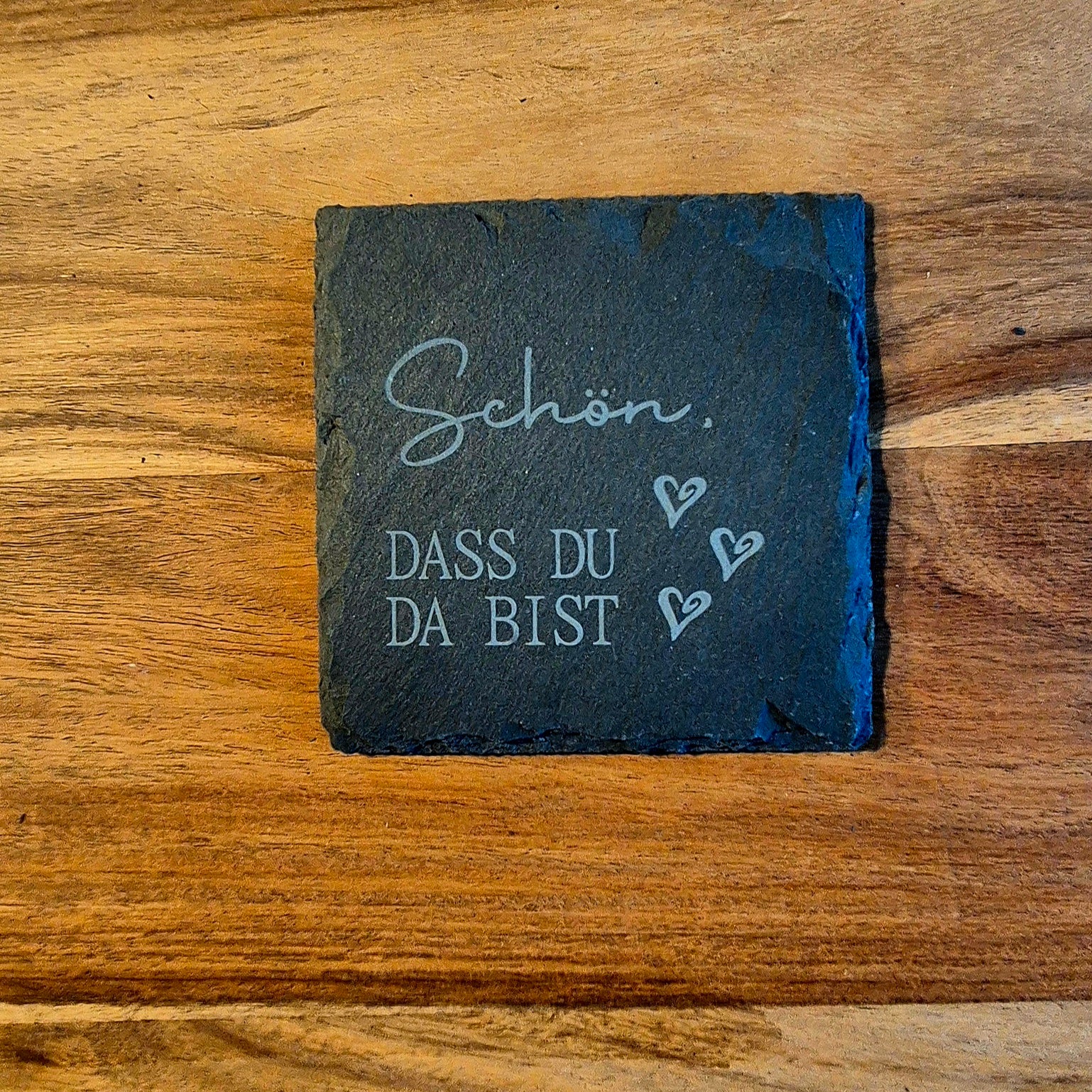 Glasuntersetzer aus Schiefer „Schön, dass du da bist“ | 10×10 cm | Natürliche Bruchkante