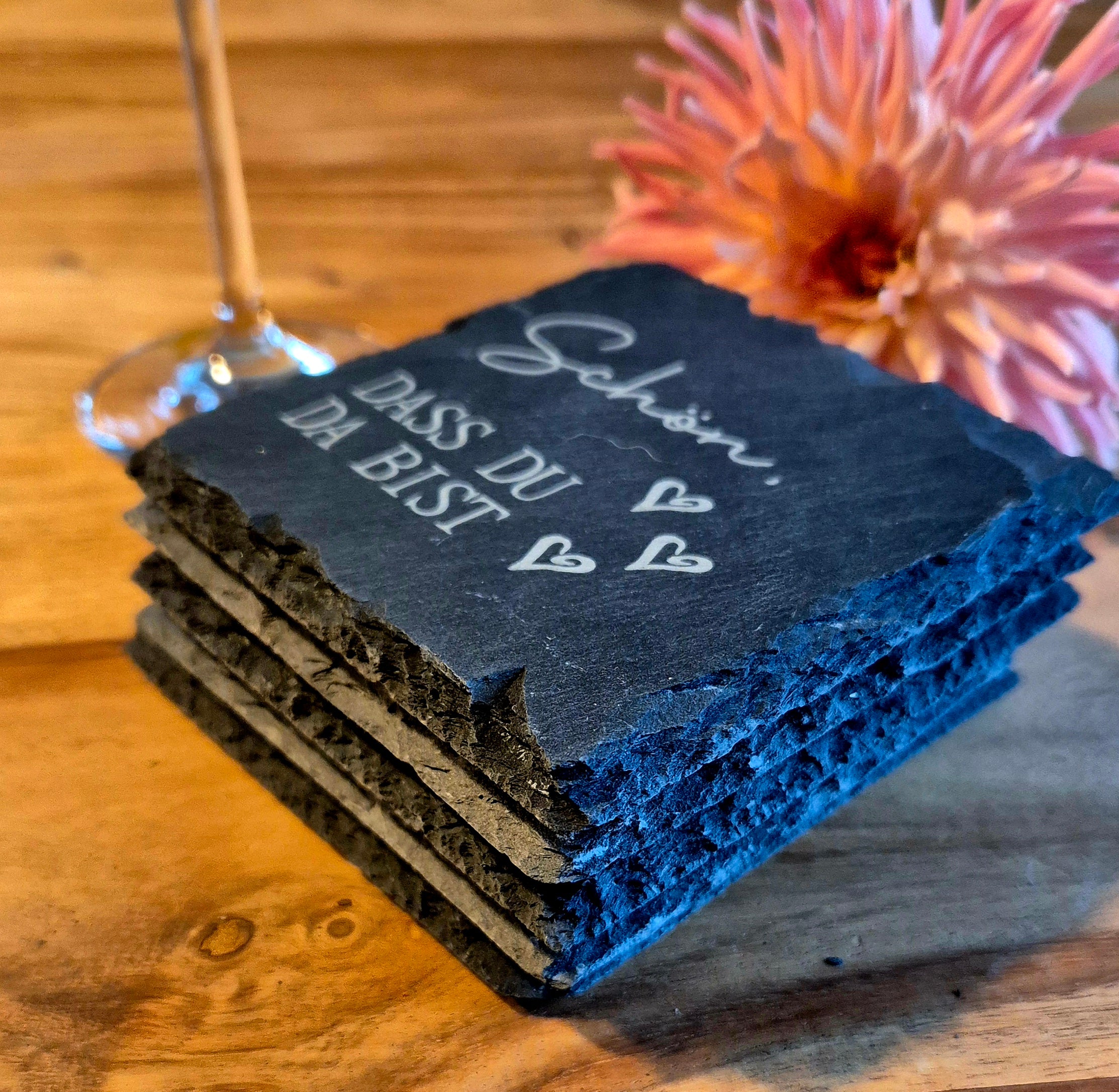 Glasuntersetzer aus Schiefer „Schön, dass du da bist“ | 10×10 cm | Natürliche Bruchkante