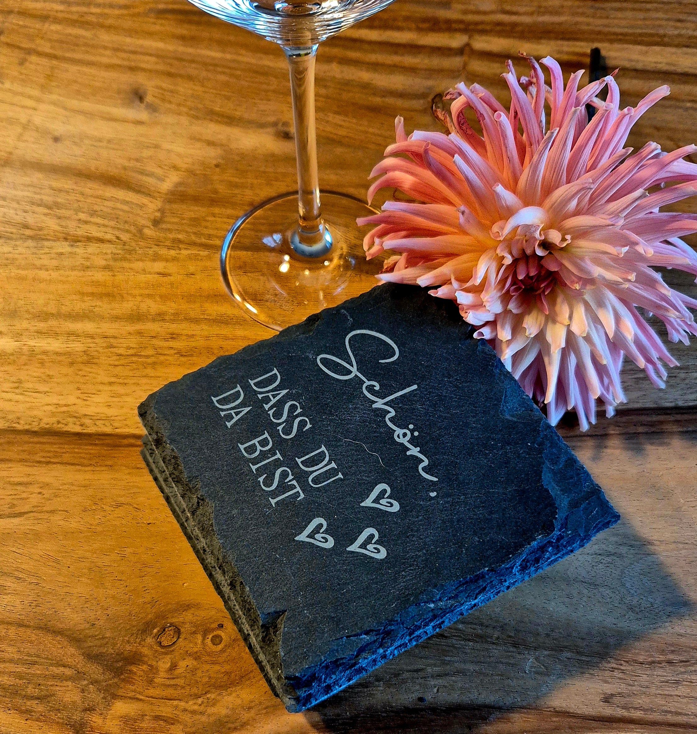 Glasuntersetzer aus Schiefer „Schön, dass du da bist“ | 10×10 cm | Natürliche Bruchkante