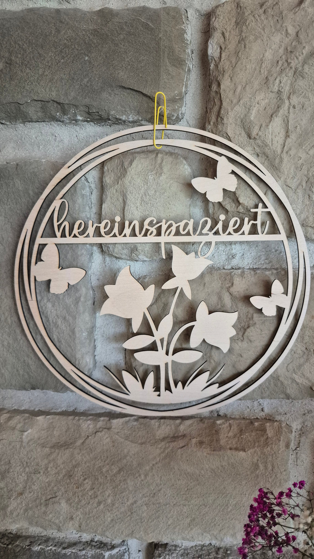 Türkranz aus Holz „Hereinspaziert“ – Schmetterlinge und Narzissen