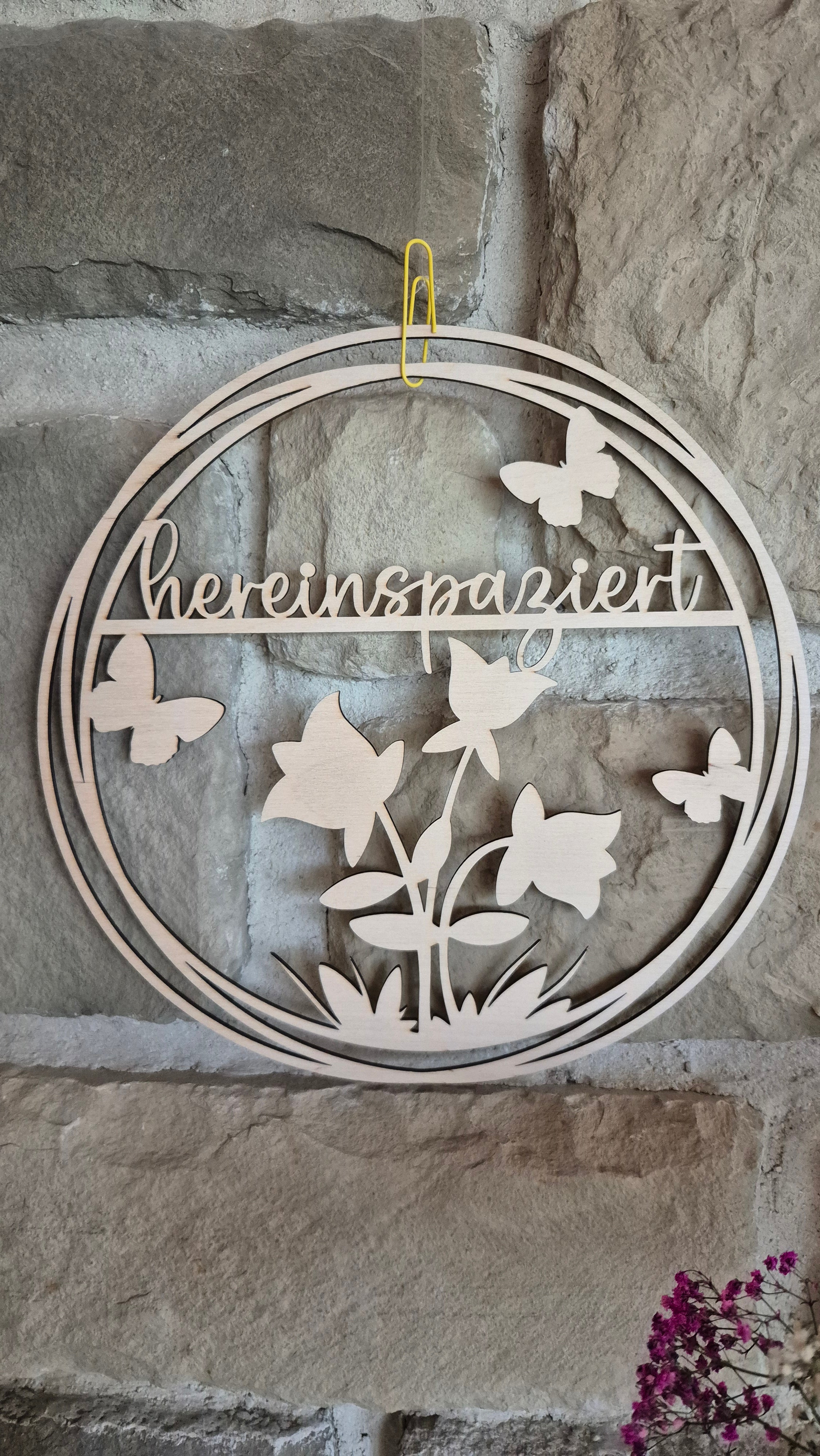 Türkranz aus Holz „Hereinspaziert“ – Schmetterlinge und Narzissen