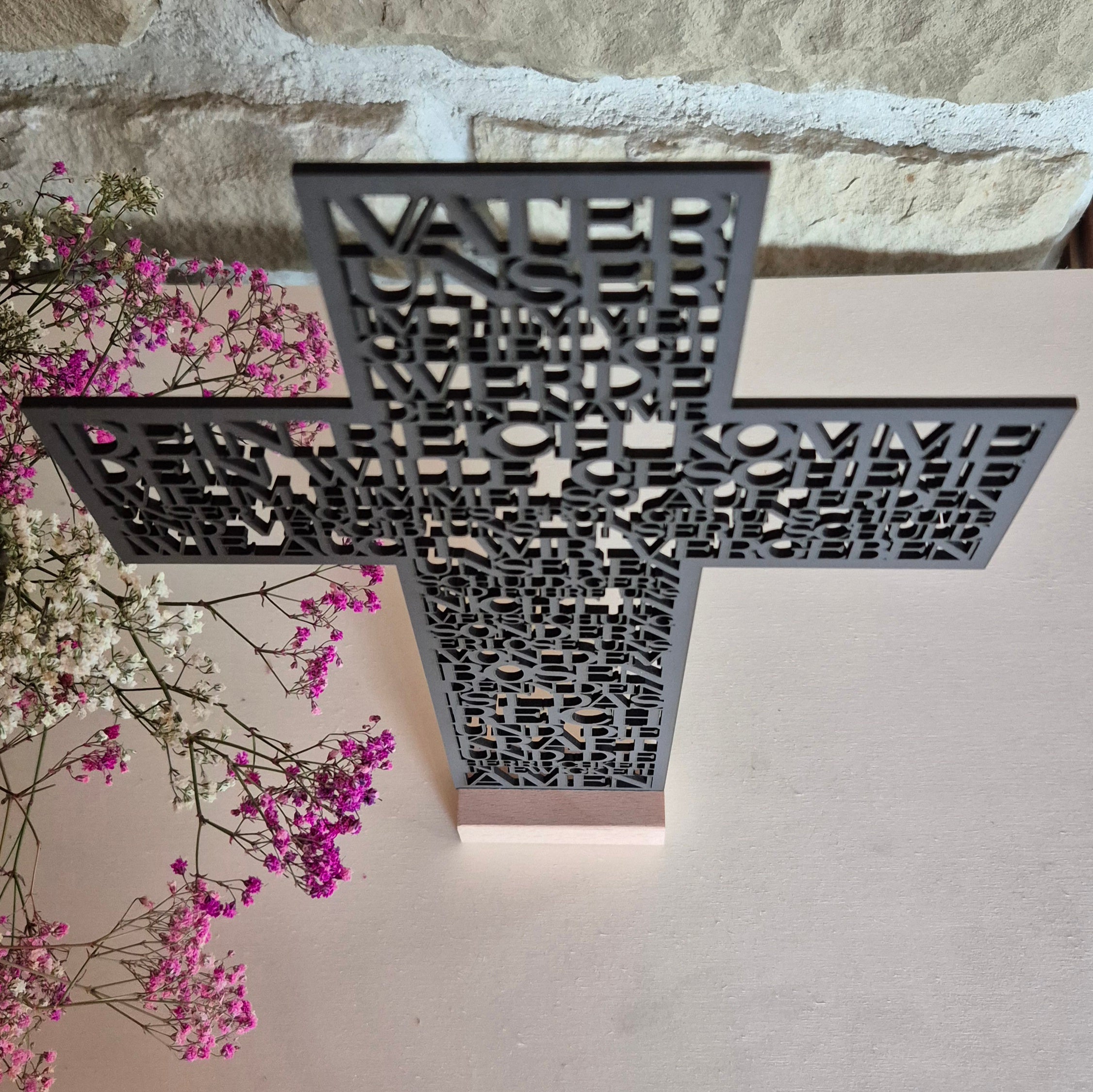 Aufsteller „Vater Unser“ – Schwarzes Kreuz mit Buchenholz-Sockel