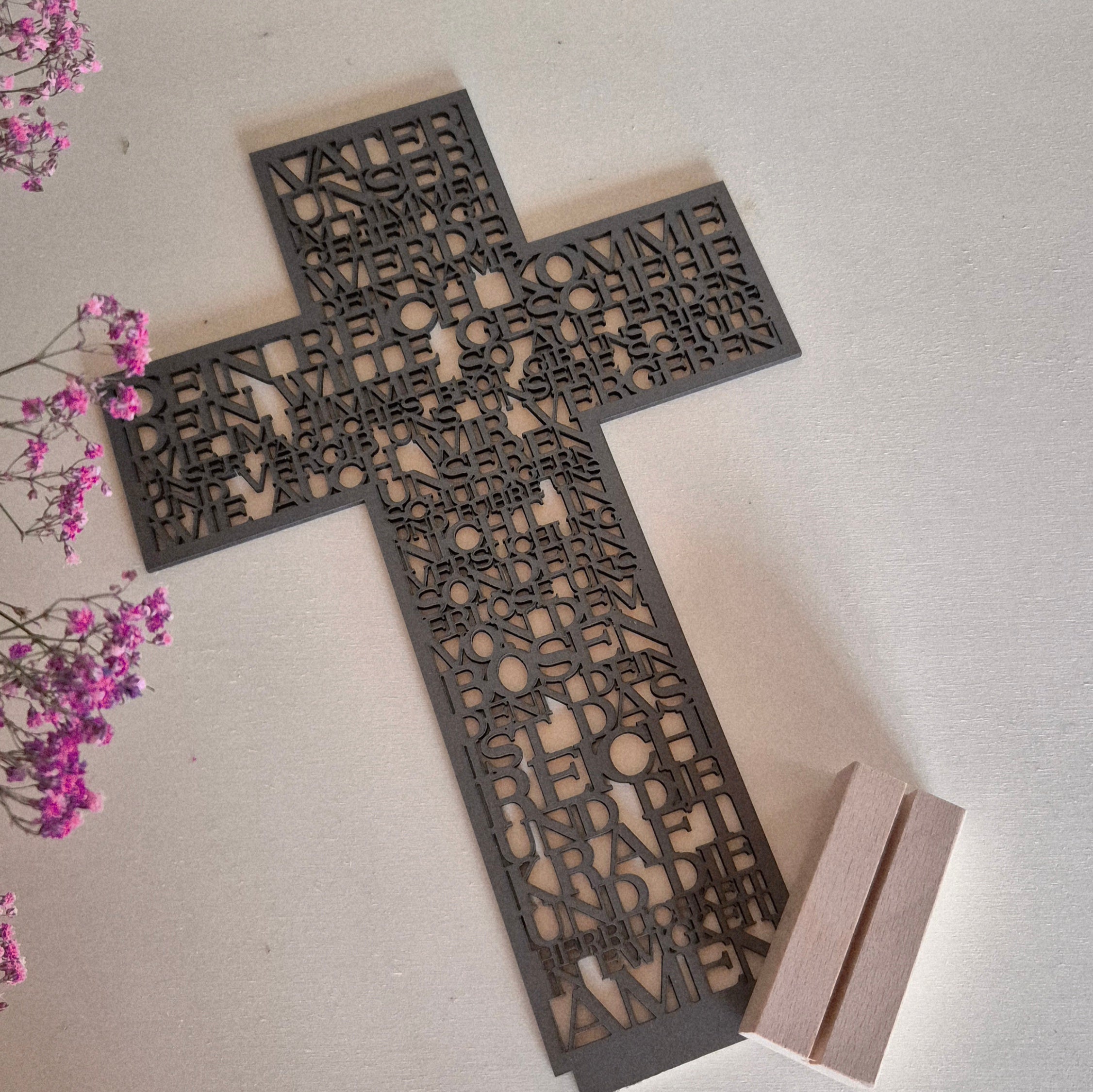 Aufsteller „Vater Unser“ – Schwarzes Kreuz mit Buchenholz-Sockel