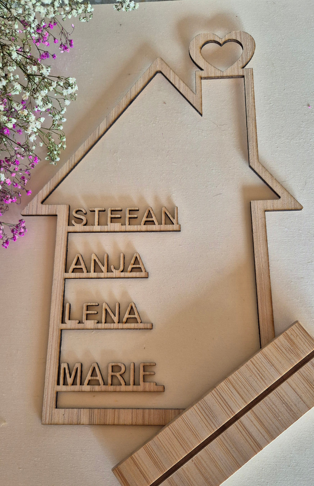 Personalisierter Haus Aufsteller aus Holz mit Namen | Geschenk Einzug