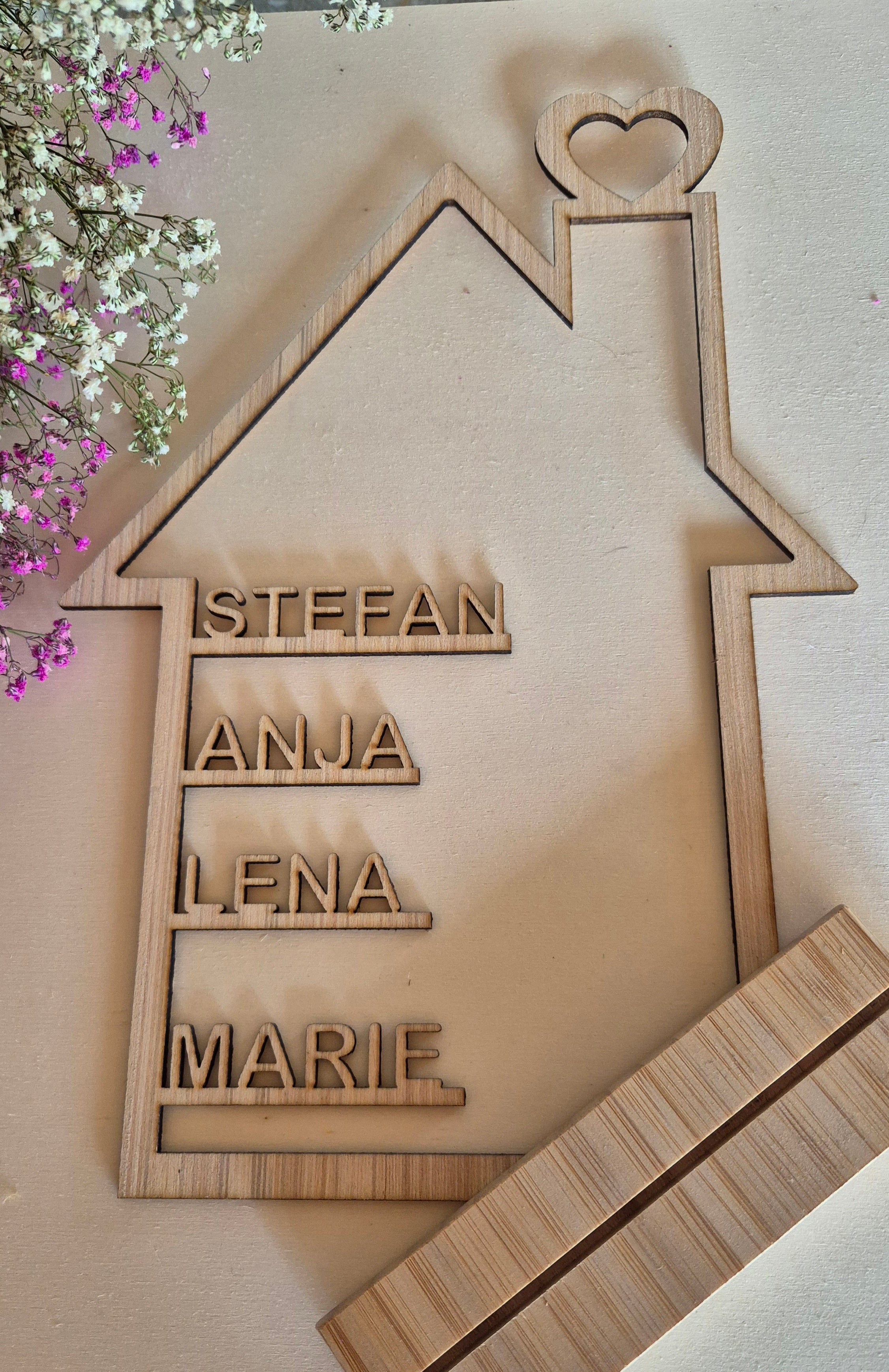 Personalisierter Haus Aufsteller aus Holz mit Namen | Geschenk Einzug