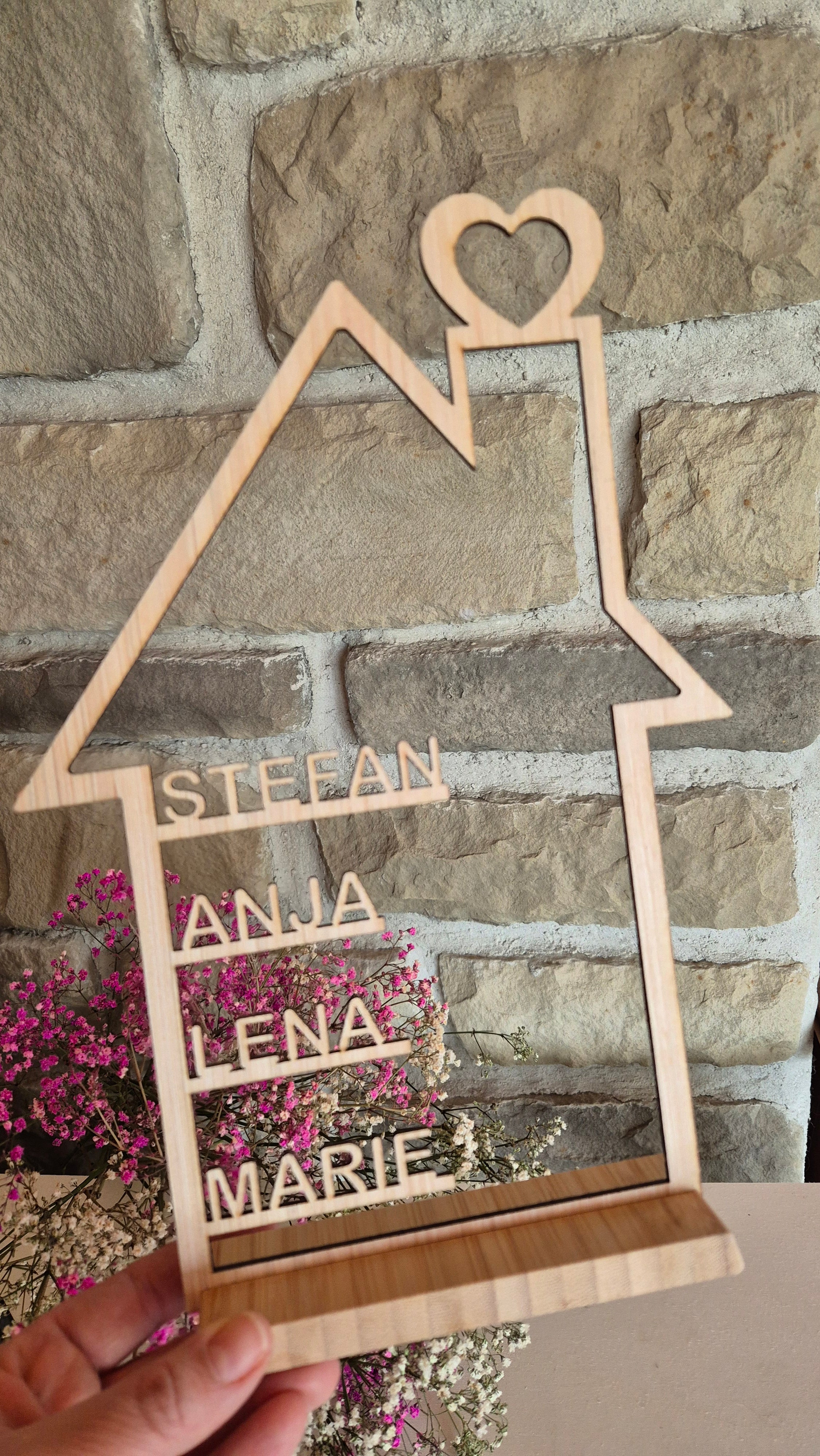Personalisierter Haus Aufsteller aus Holz mit Namen | Geschenk Einzug