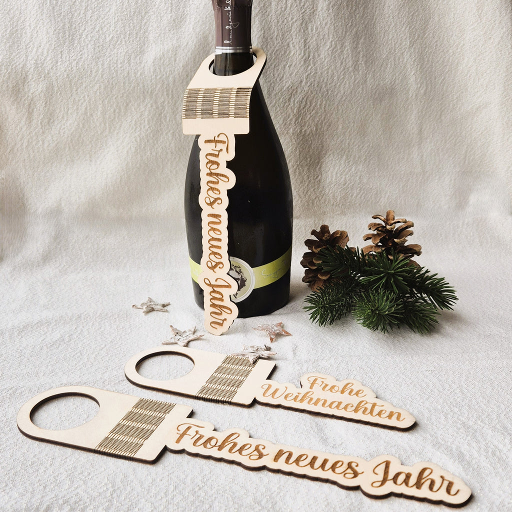 Flaschenanhänger aus Birkenholz – gelasert | „Frohe Weihnachten“ & „Frohes neues Jahr“