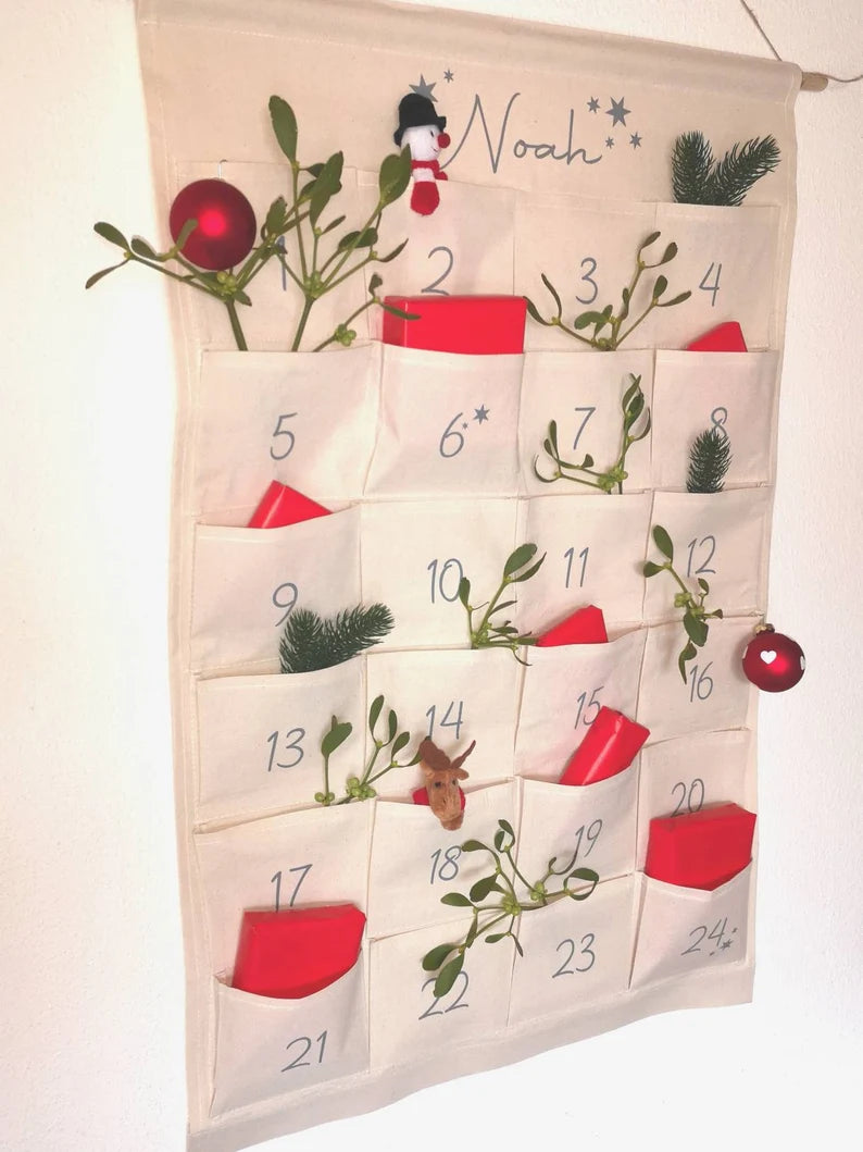 Personalisierter Adventskalender aus Stoff mit 24 Taschen & Name zum selbst befüllen als nachhaltiger und wiederverwendbarer Kalender