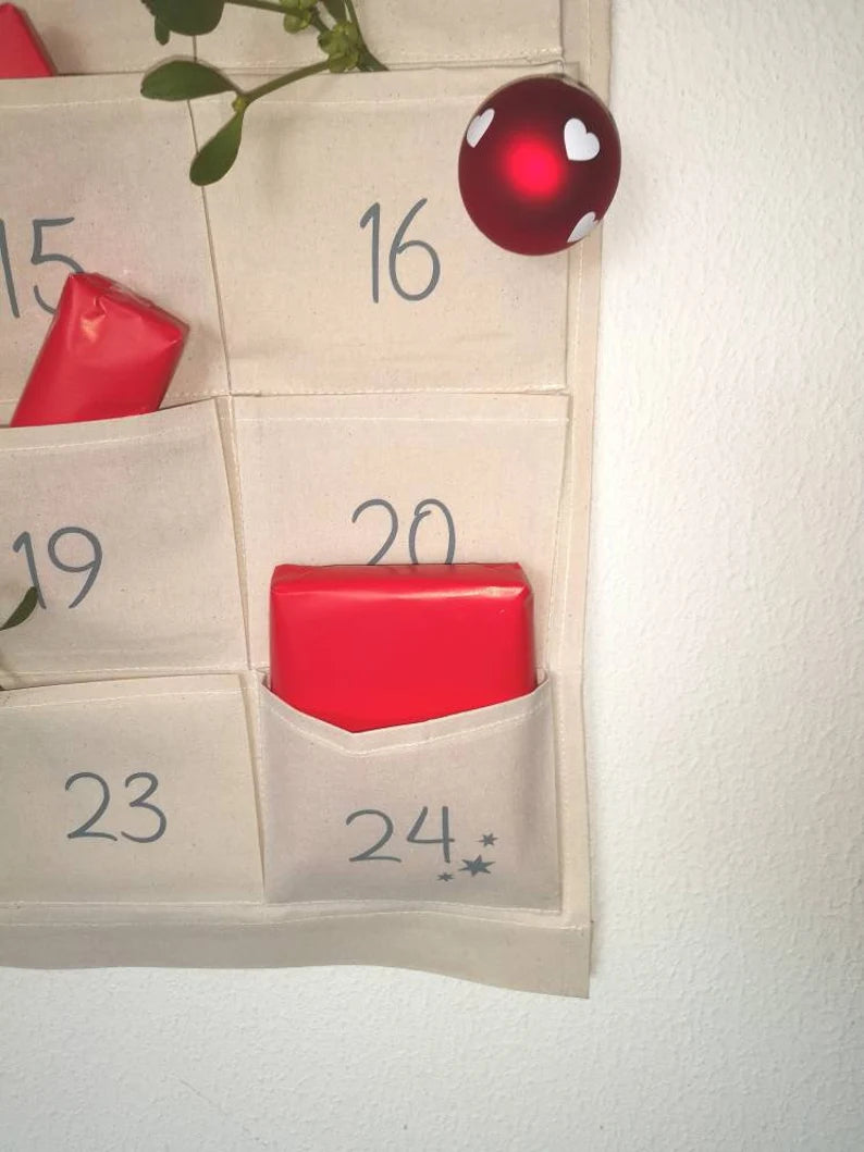 Personalisierter Adventskalender aus Stoff mit 24 Taschen & Name zum selbst befüllen als nachhaltiger und wiederverwendbarer Kalender
