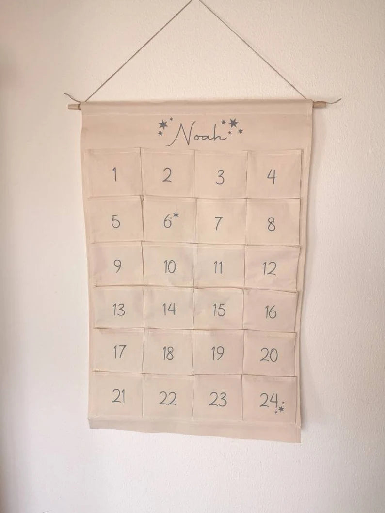 Personalisierter Adventskalender aus Stoff mit 24 Taschen & Name zum selbst befüllen als nachhaltiger und wiederverwendbarer Kalender
