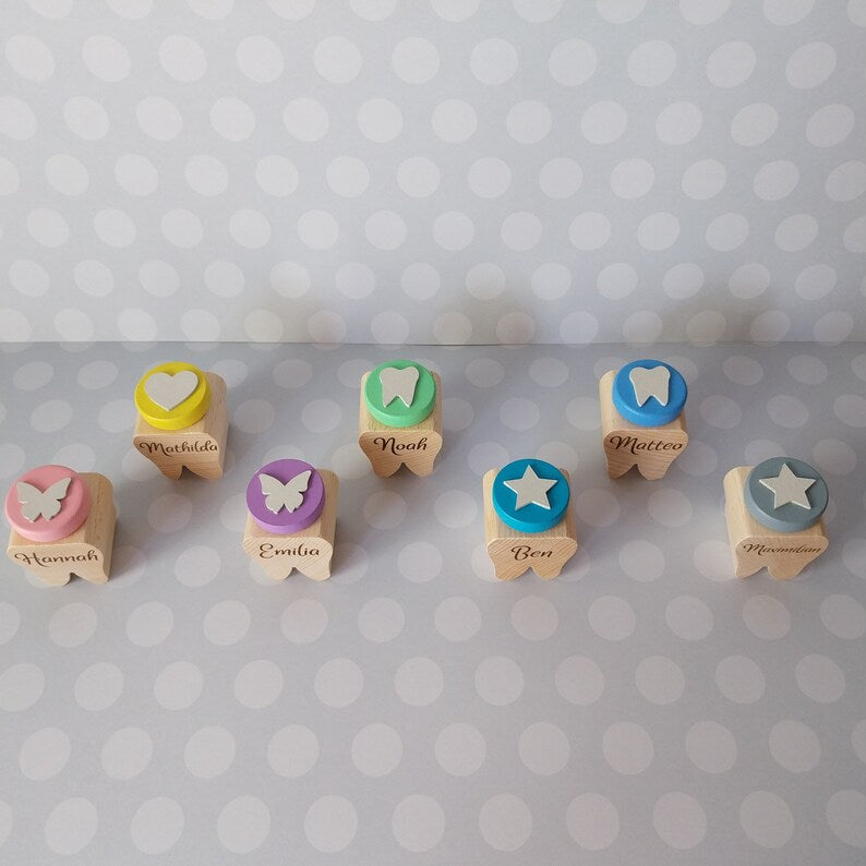 Milchzahndose aus Holz mit farbigem Deckel und Namen