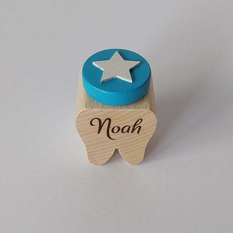 Milchzahndose aus Holz mit farbigem Deckel und Namen