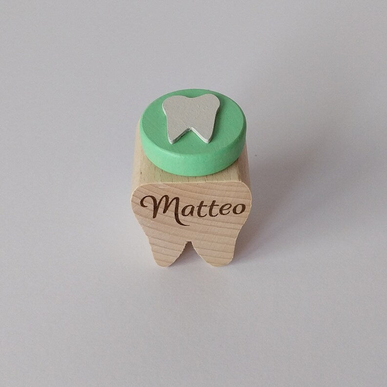 Milchzahndose aus Holz mit farbigem Deckel und Namen