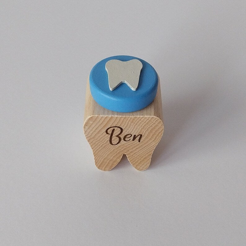 Milchzahndose aus Holz mit farbigem Deckel und Namen