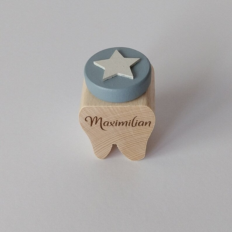 Milchzahndose aus Holz mit farbigem Deckel und Namen