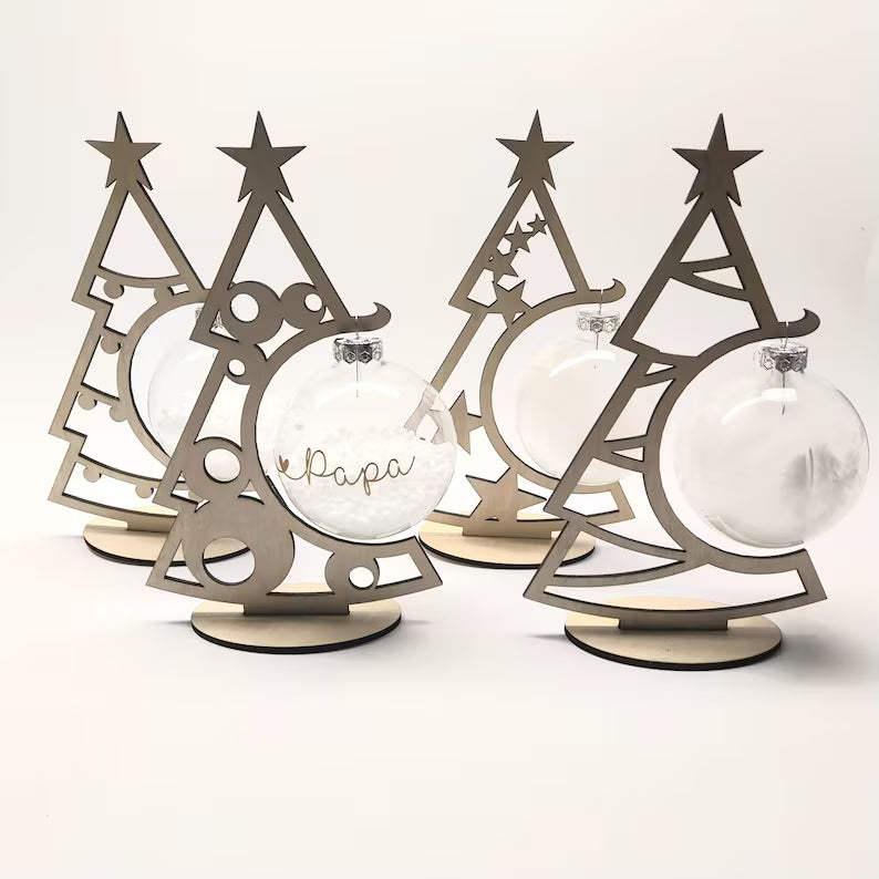 Dekoständer zur Präsentation von Christbaumkugeln in Form von Weihnachtsbäumen