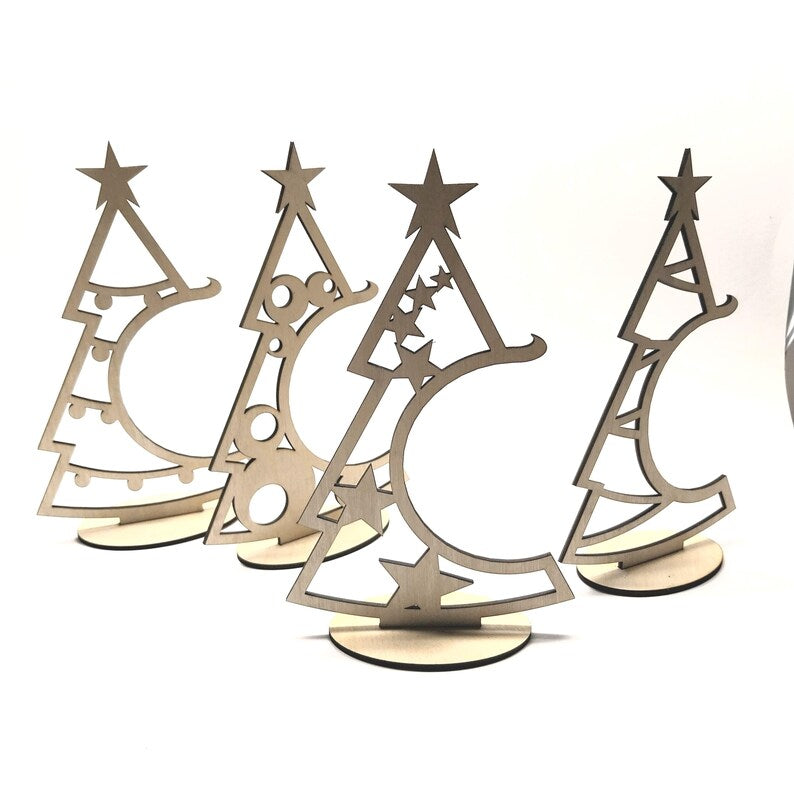 Dekoständer zur Präsentation von Christbaumkugeln in Form von Weihnachtsbäumen