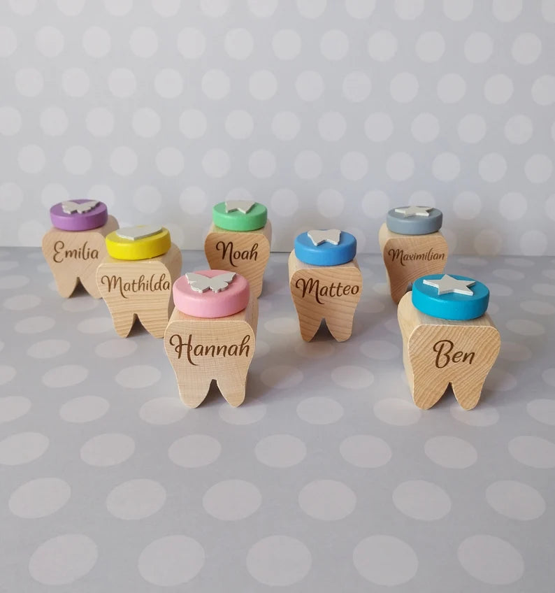 Milchzahndose aus Holz mit farbigem Deckel und Namen