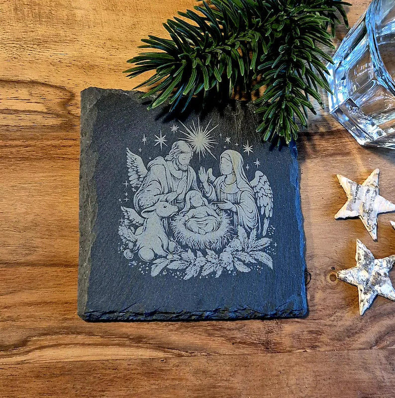 Glasuntersetzer aus Schiefer mit weihnachtlichen Motiven zur Dekoration des Weihnachtstisches