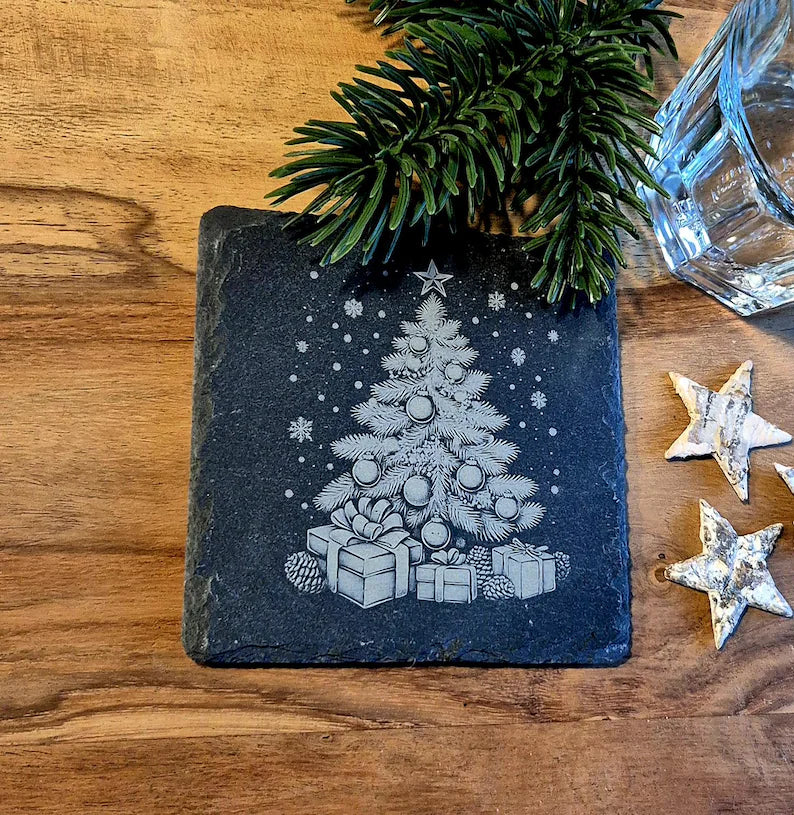 Glasuntersetzer aus Schiefer mit weihnachtlichen Motiven zur Dekoration des Weihnachtstisches