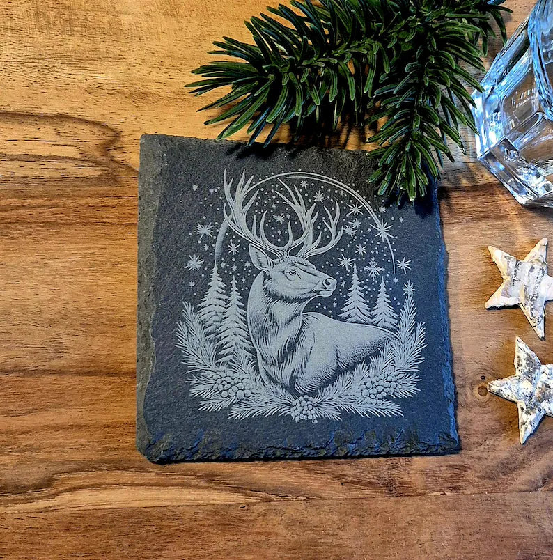 Glasuntersetzer aus Schiefer mit weihnachtlichen Motiven zur Dekoration des Weihnachtstisches