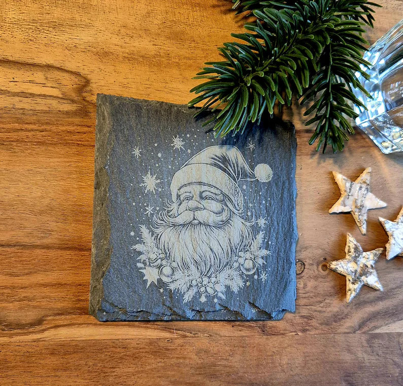 Glasuntersetzer aus Schiefer mit weihnachtlichen Motiven zur Dekoration des Weihnachtstisches