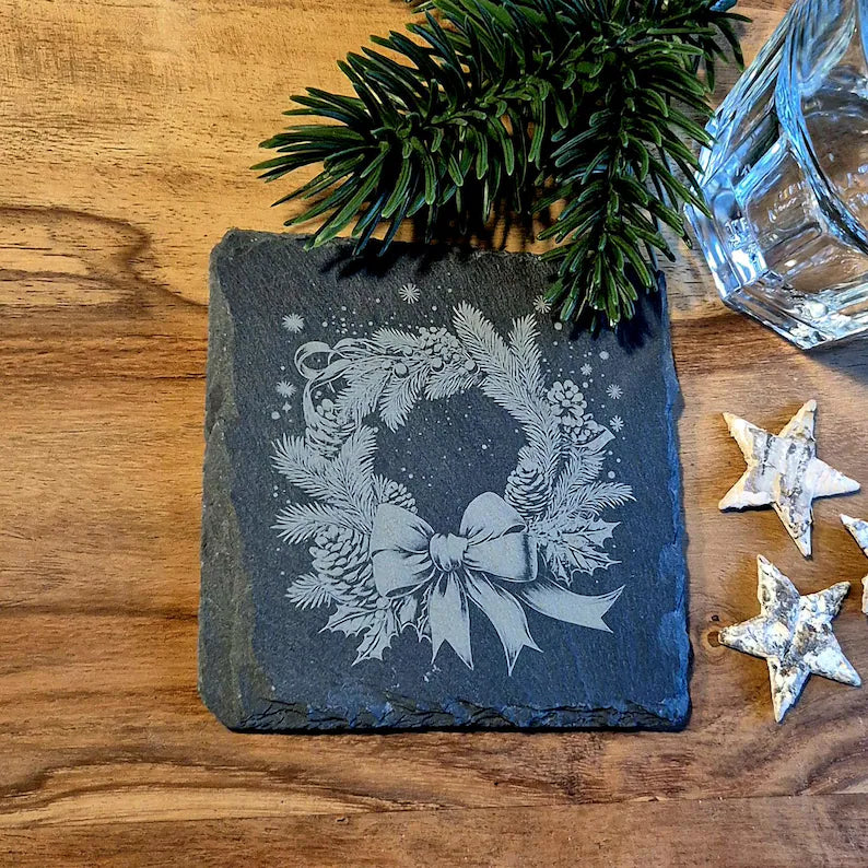 Glasuntersetzer aus Schiefer mit weihnachtlichen Motiven zur Dekoration des Weihnachtstisches