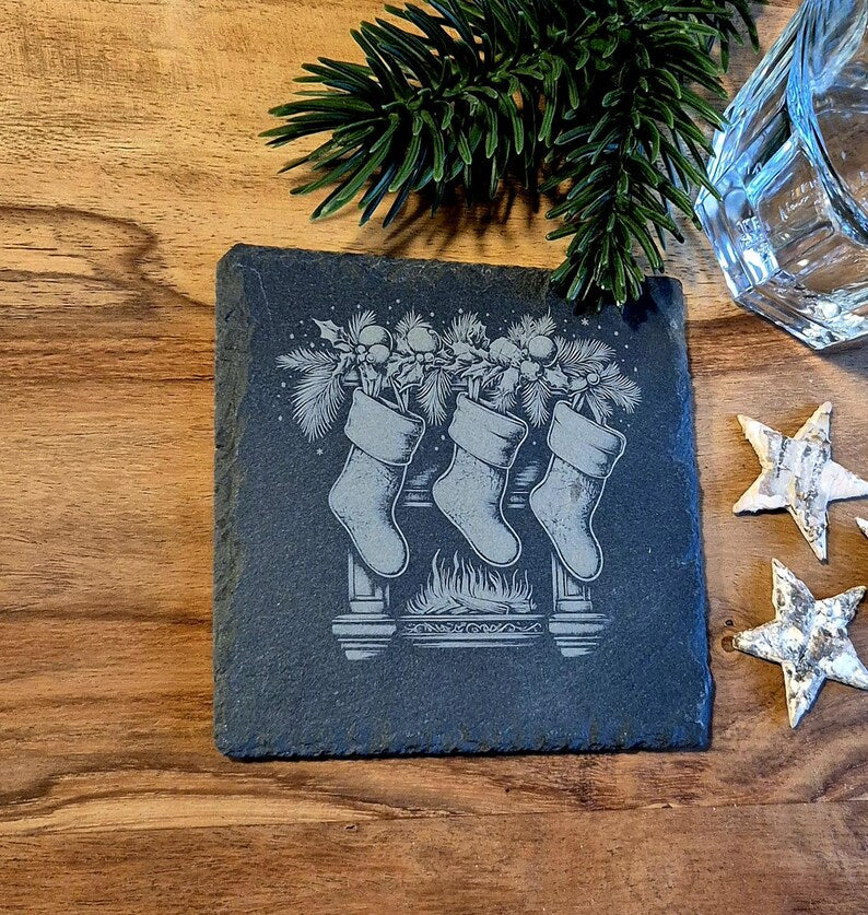 Glasuntersetzer aus Schiefer mit weihnachtlichen Motiven zur Dekoration des Weihnachtstisches