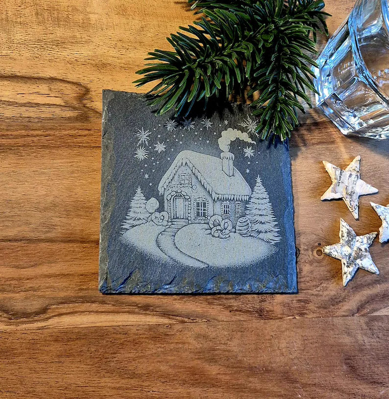 Glasuntersetzer aus Schiefer mit weihnachtlichen Motiven zur Dekoration des Weihnachtstisches