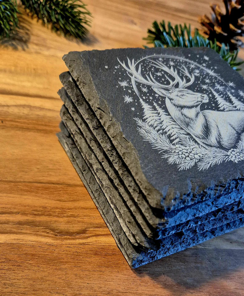 Glasuntersetzer aus Schiefer mit weihnachtlichen Motiven zur Dekoration des Weihnachtstisches