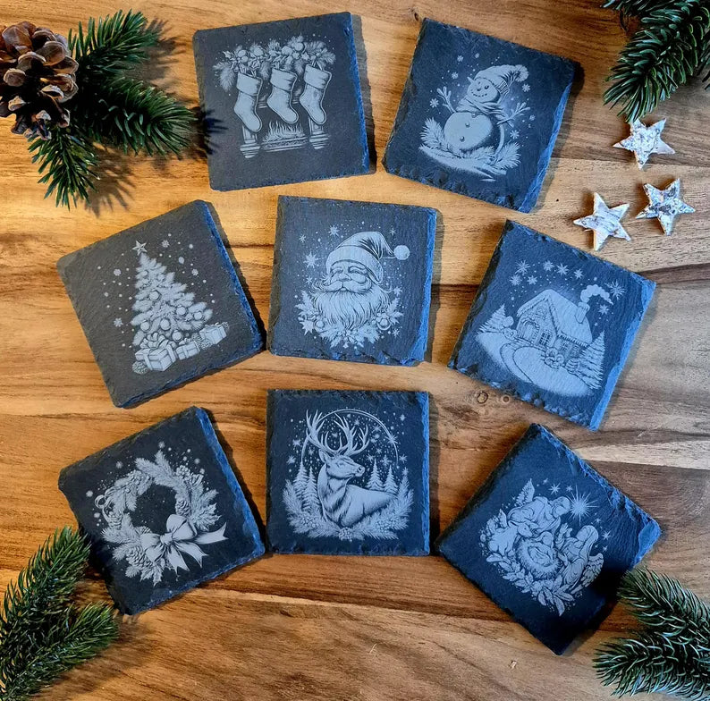 Glasuntersetzer aus Schiefer mit weihnachtlichen Motiven zur Dekoration des Weihnachtstisches